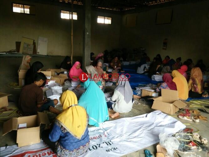 KPU Way Kanan Mulai Lipat Kertas Suara Pilgub Lampung