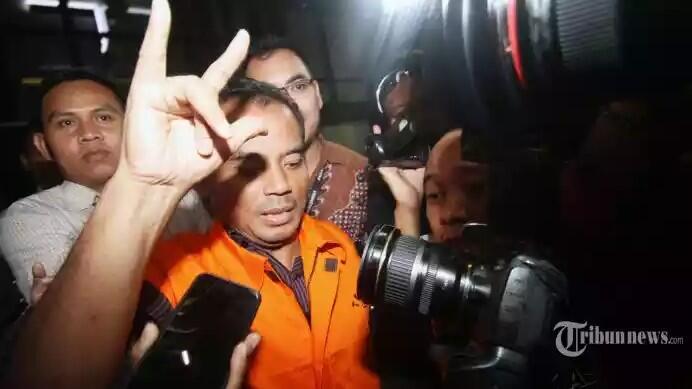 Bupati Purbalingga Acungkan Salam Metal Saat Ditangkap KPK, PDIP: Kami Dirugikan