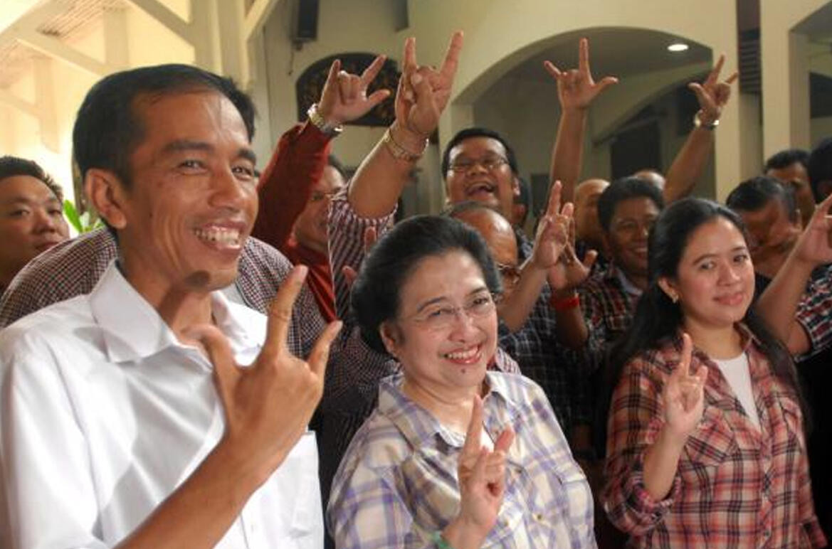 Bupati Purbalingga Acungkan Salam Metal Saat Ditangkap KPK, PDIP: Kami Dirugikan