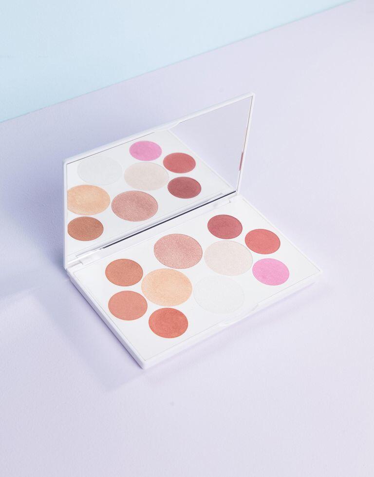Perusahaan Krayon Ini Ternyata Memproduksi Makeup Juga Lho!