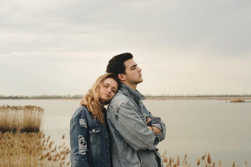 Girls, Ini 5 Alasan Kamu Gak Perlu Kode-kodean ke Pacar