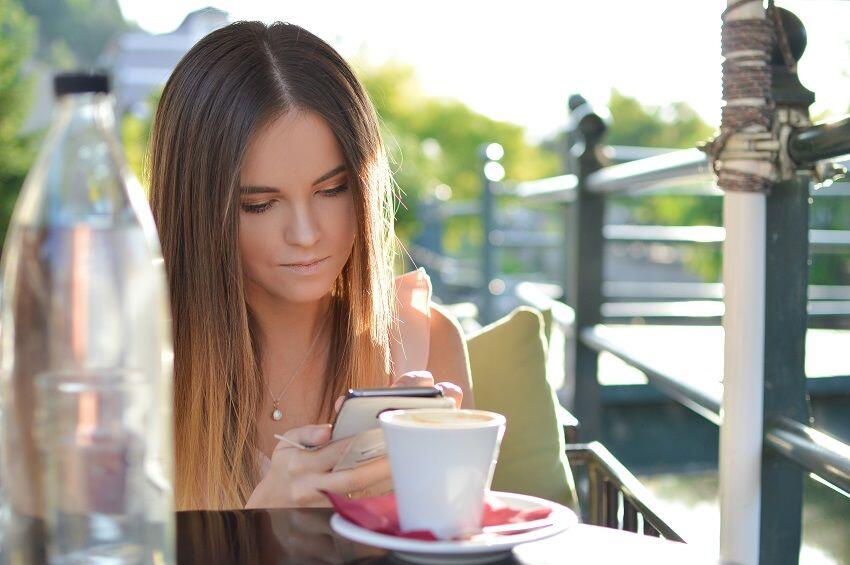 Girls, Ini 5 Alasan Kamu Gak Perlu Kode-kodean ke Pacar