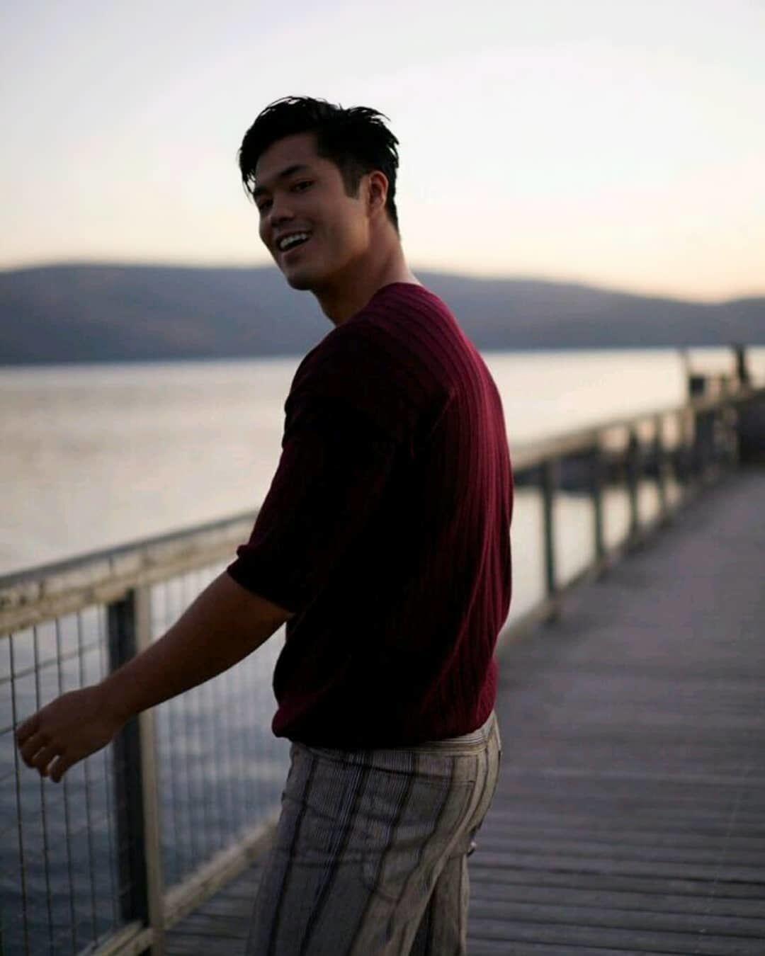 10 Pesona Ross Butler, Pemeran Zach di Serial "13 Reasons Why"