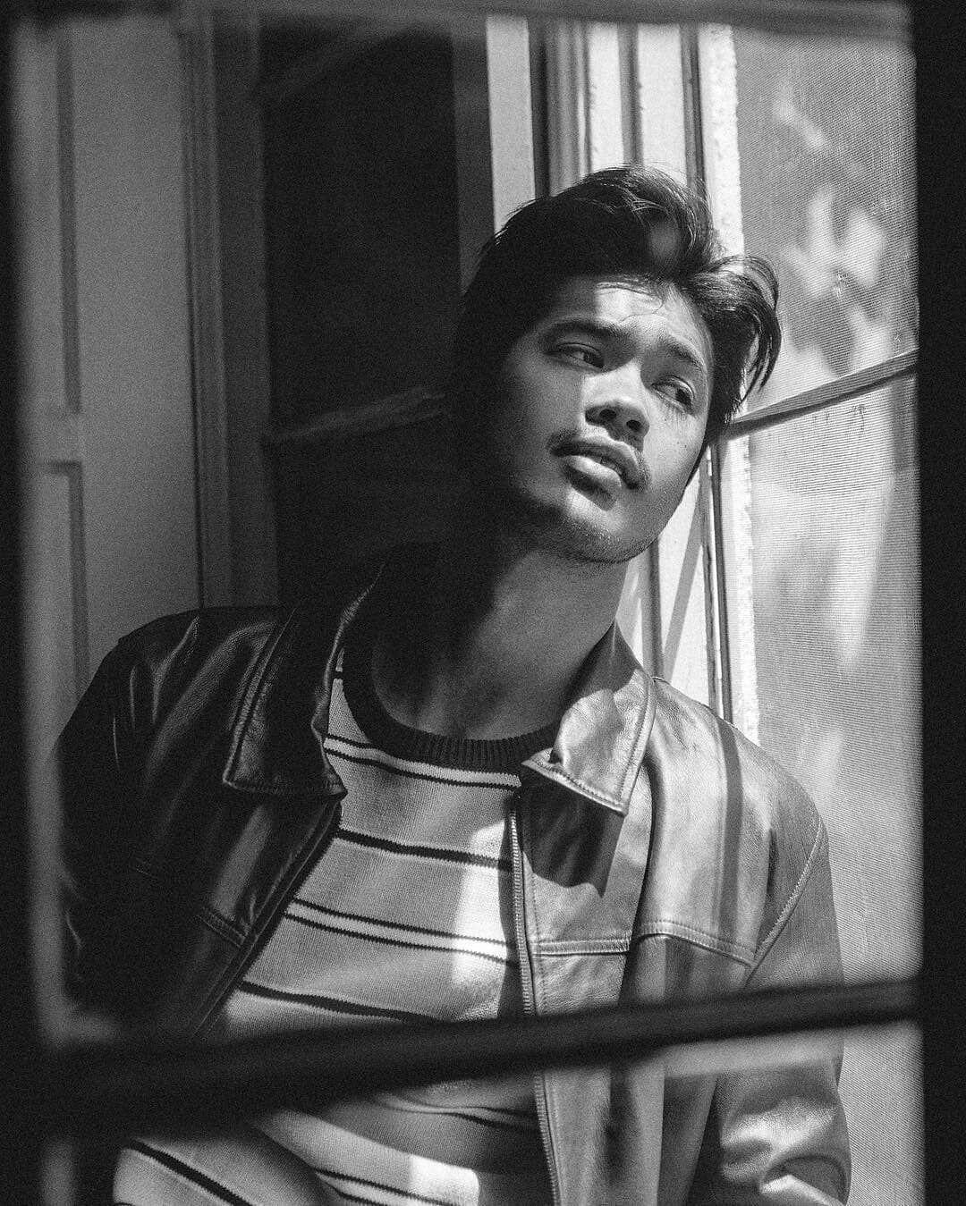 10 Pesona Ross Butler, Pemeran Zach di Serial "13 Reasons Why"