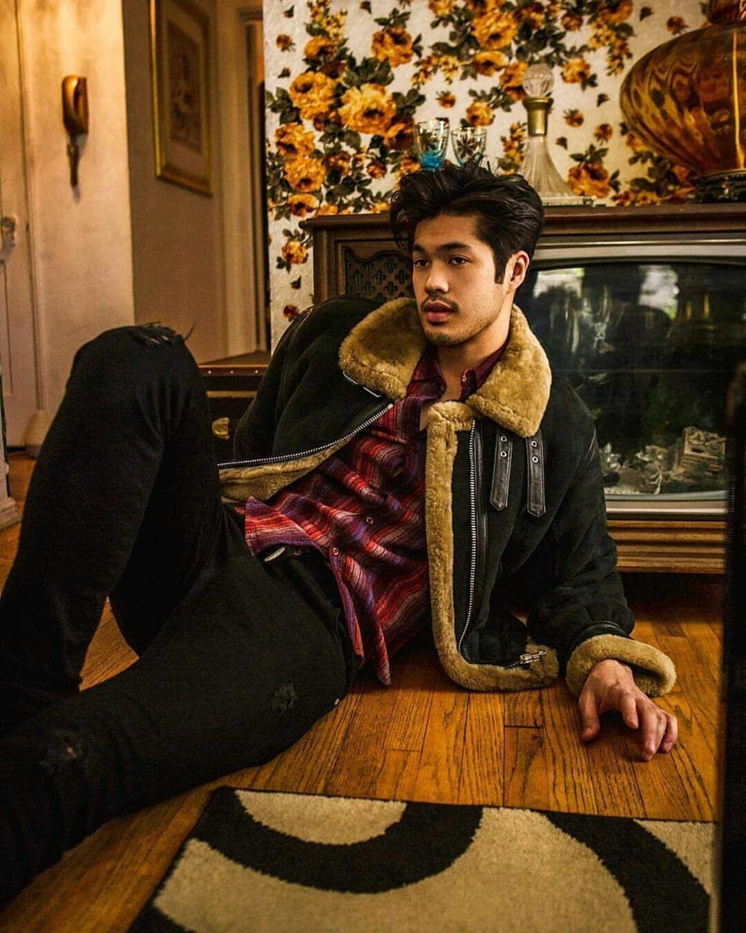 10 Pesona Ross Butler, Pemeran Zach di Serial "13 Reasons Why"