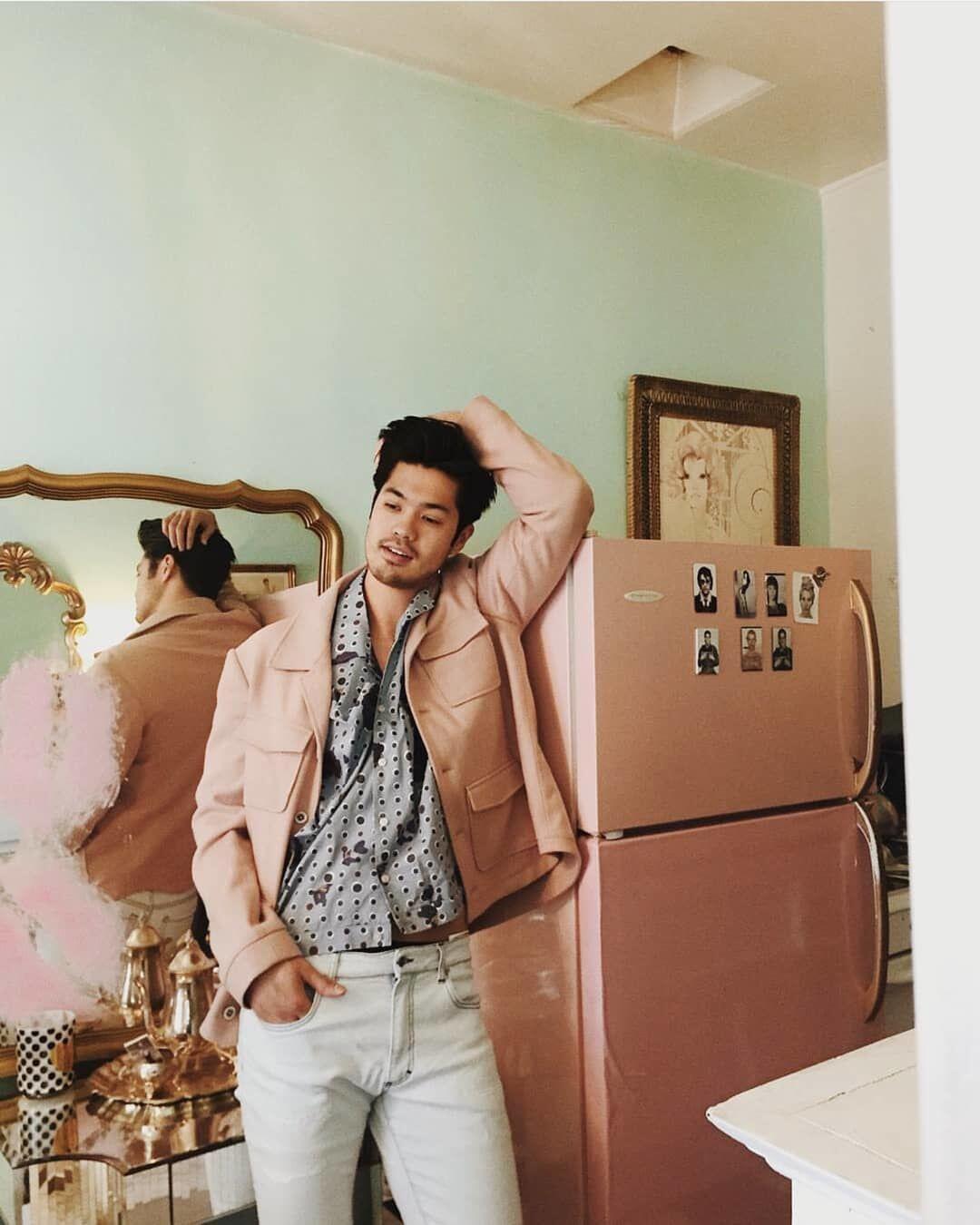 10 Pesona Ross Butler, Pemeran Zach di Serial "13 Reasons Why"