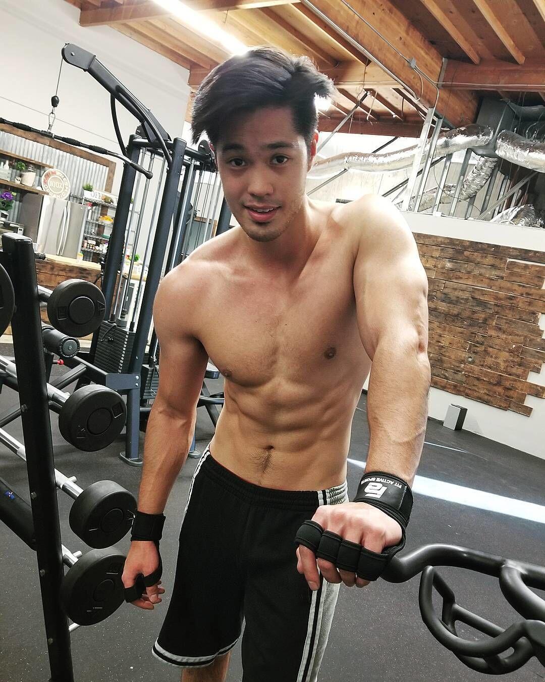 10 Pesona Ross Butler, Pemeran Zach di Serial "13 Reasons Why"