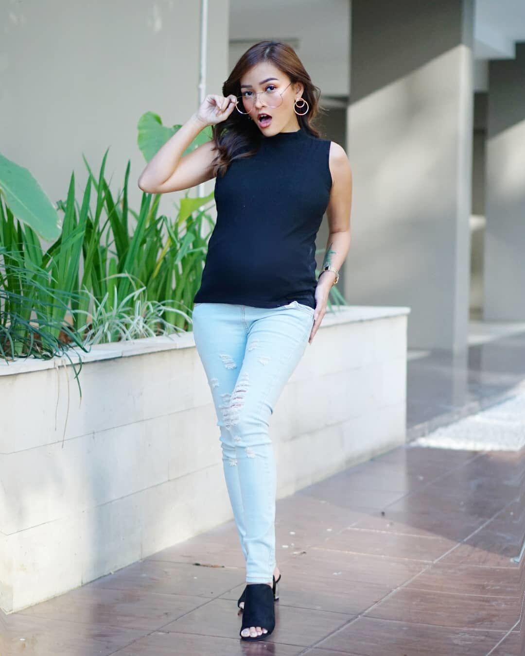 10 Potret Stylish Rachel Goddard, Selalu Kece Meski Sedang Hamil