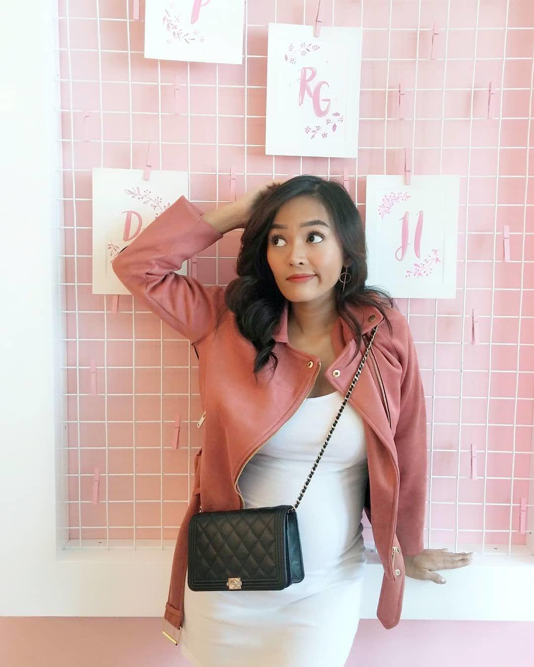 10 Potret Stylish Rachel Goddard, Selalu Kece Meski Sedang Hamil