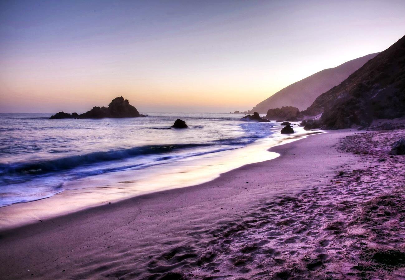 5 Pantai dengan Pasir Warna-warni Terindah di Dunia