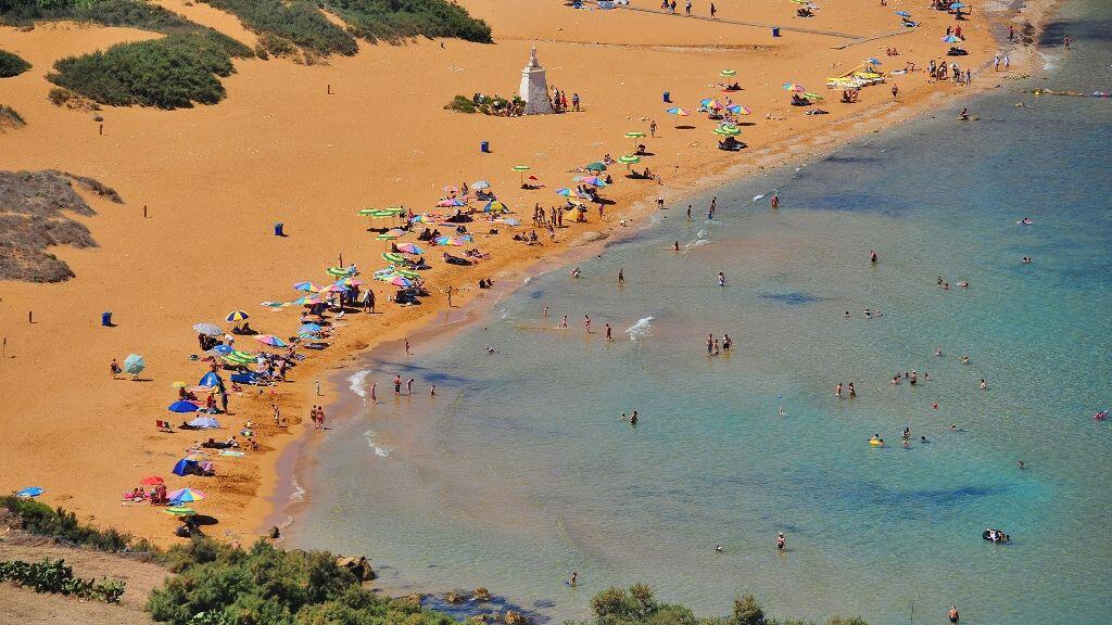 5 Pantai dengan Pasir Warna-warni Terindah di Dunia