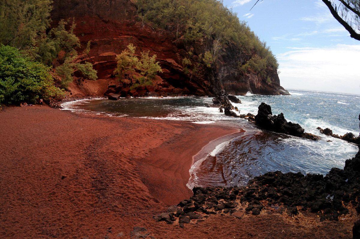 5 Pantai dengan Pasir Warna-warni Terindah di Dunia