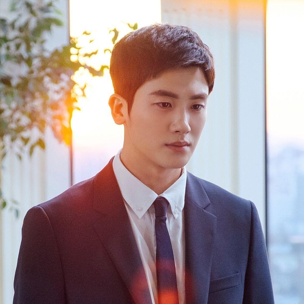 10 Potret Gagah Park Hyung Sik di Drama "Suits" Bikin Hati Luber!