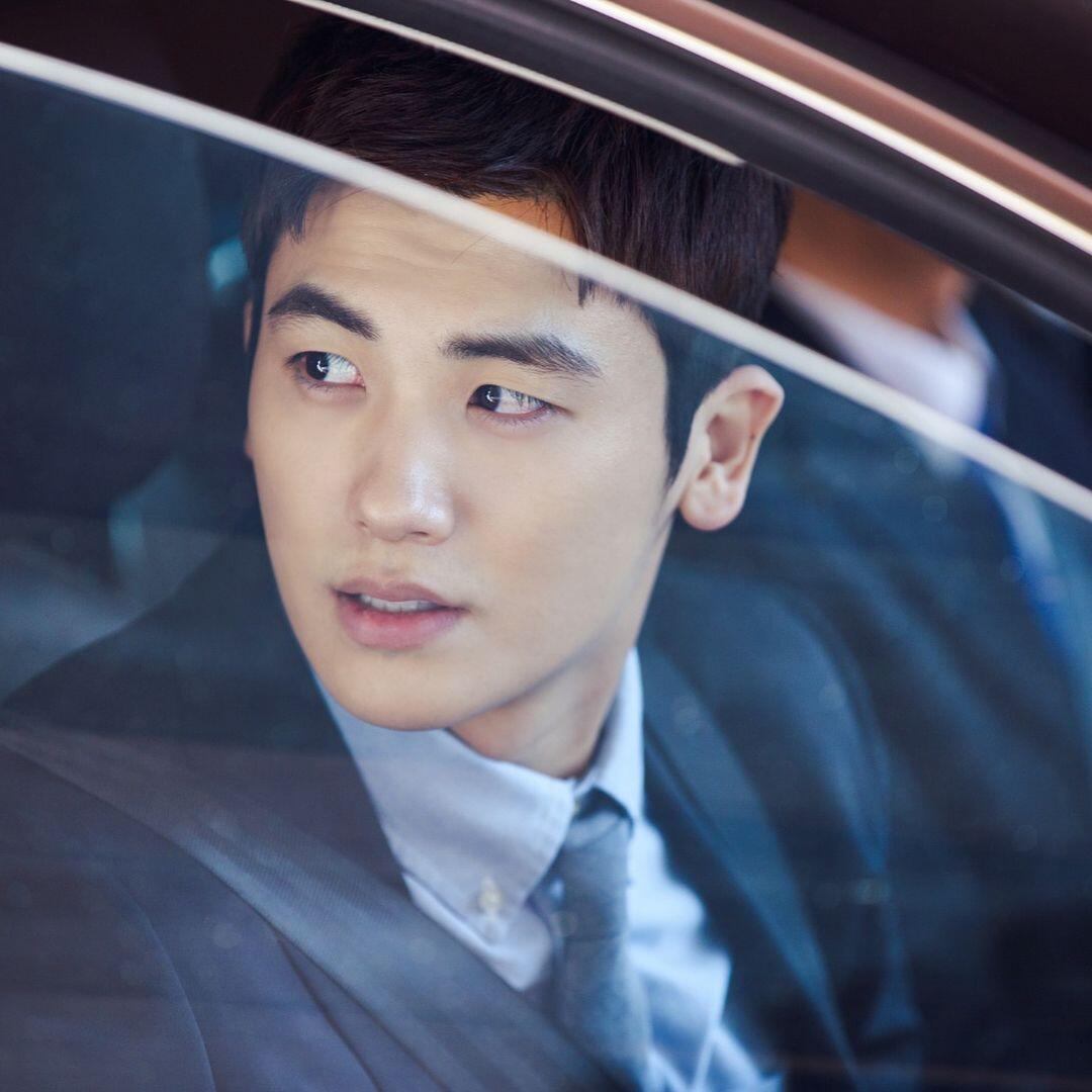 10 Potret Gagah Park Hyung Sik di Drama "Suits" Bikin Hati Luber!