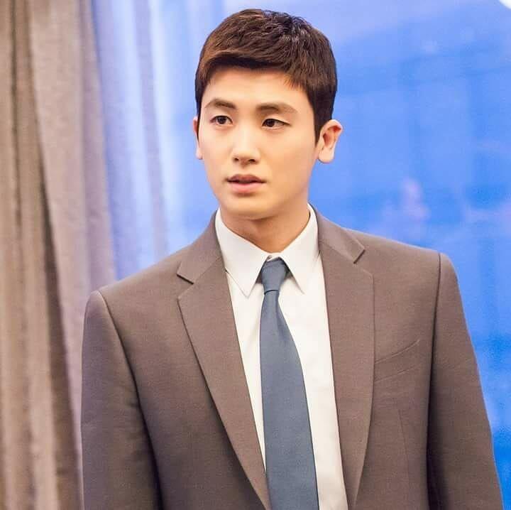 10 Potret Gagah Park Hyung Sik di Drama "Suits" Bikin Hati Luber!