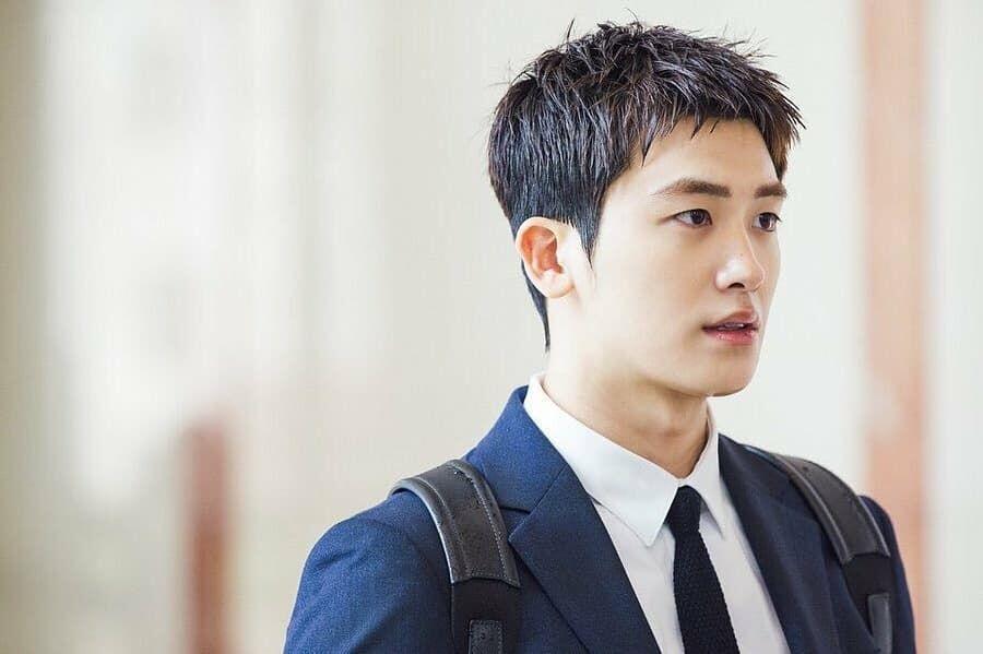 10 Potret Gagah Park Hyung Sik di Drama "Suits" Bikin Hati Luber!