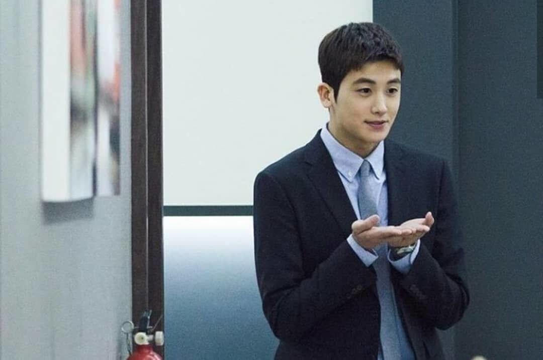 10 Potret Gagah Park Hyung Sik di Drama "Suits" Bikin Hati Luber!
