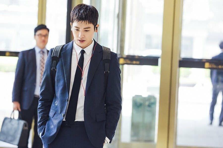 10 Potret Gagah Park Hyung Sik di Drama "Suits" Bikin Hati Luber!