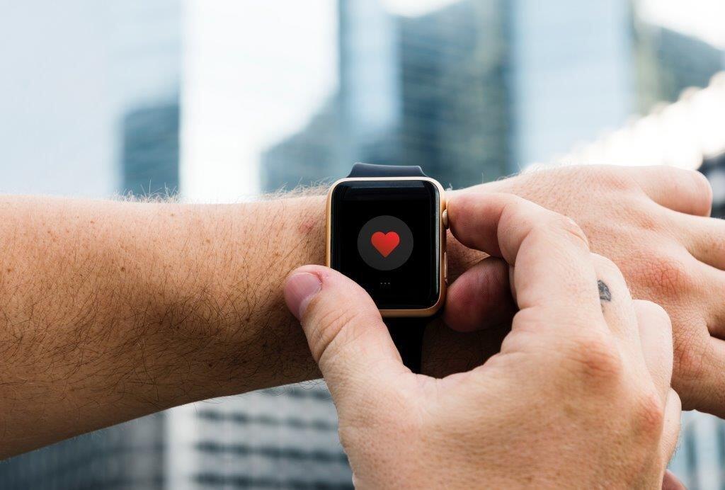 Kamu Cowok Petualang? Ini 5 Alasan Harus Pakai Smartband