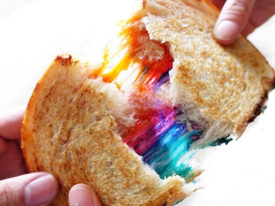 Meriahkan Sahurmu dengan Rainbow Grilled Cheese Sandwich, Kejunya Nagih!