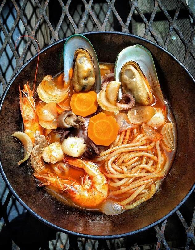 Coba Buat Jjampong Yuk, Mie Seafood Pedas Khas Korea Selatan