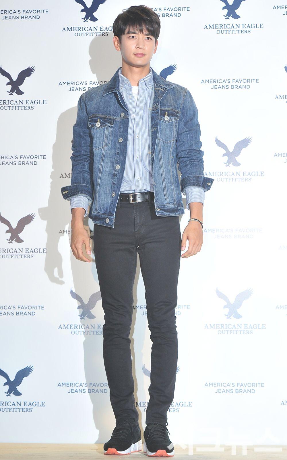 10 Gaya Outfit Minho Shinee, dari Kasual Hingga Formal