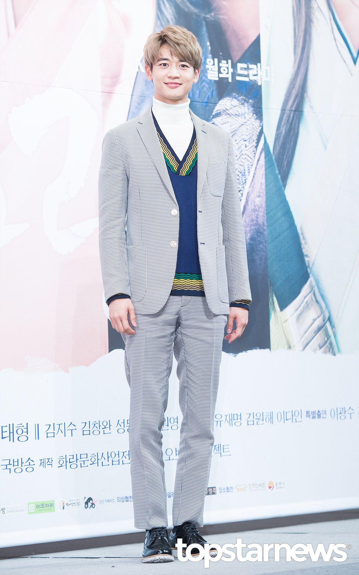 10 Gaya Outfit Minho Shinee, dari Kasual Hingga Formal