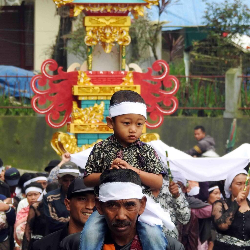 Potret Toleransi dan Eksistensi yang Tersembunyi di Balik Kabut Bromo