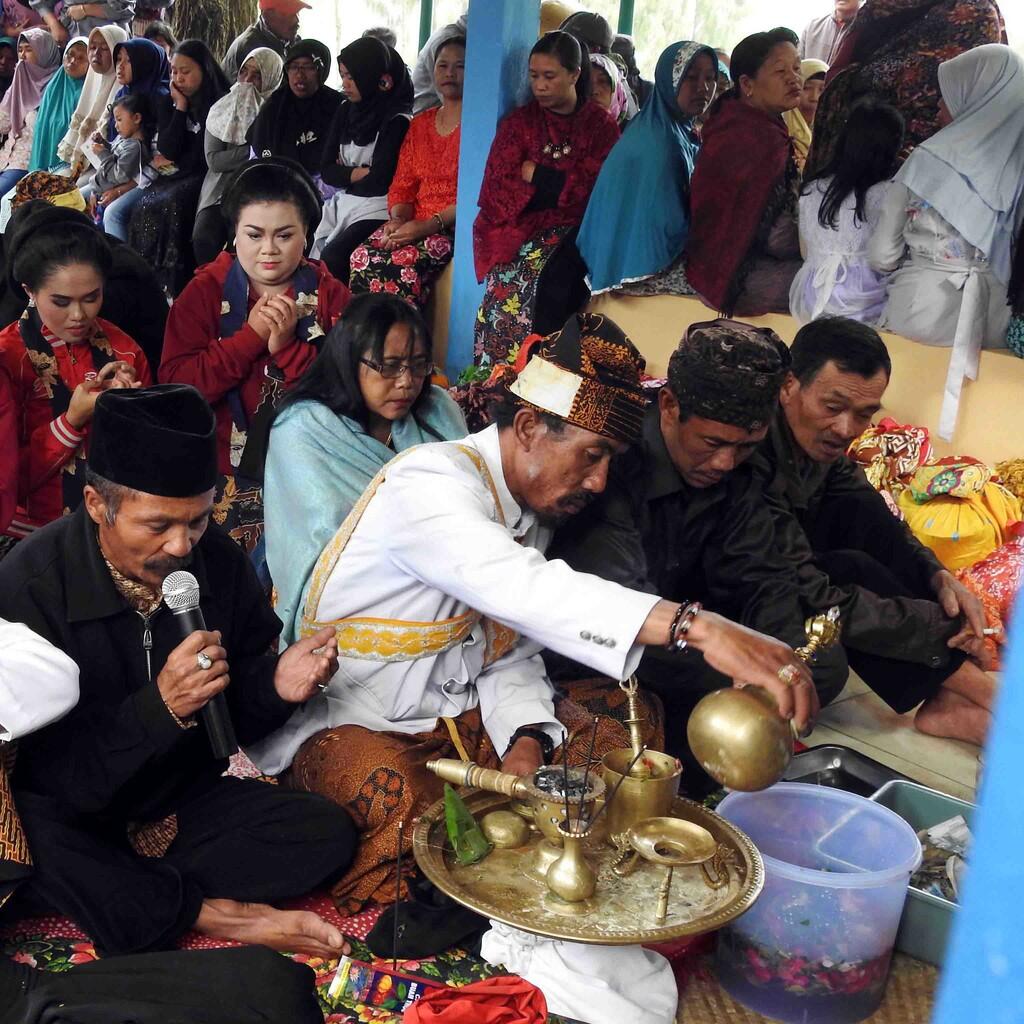 Potret Toleransi dan Eksistensi yang Tersembunyi di Balik Kabut Bromo