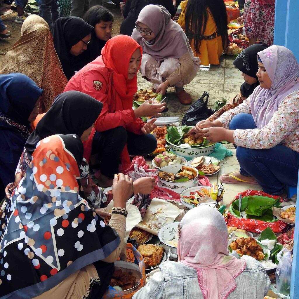 Potret Toleransi dan Eksistensi yang Tersembunyi di Balik Kabut Bromo