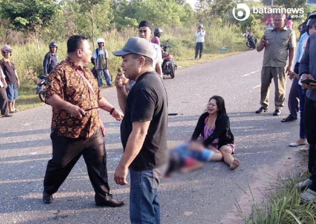 Tragis! Seorang Ibu Ratapi Jenazah Anaknya yang Ia Bonceng
