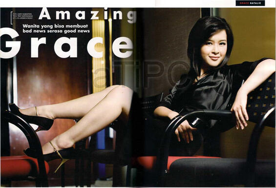 Grace Natalie & Pose Sensual di Atas Meja Rapat