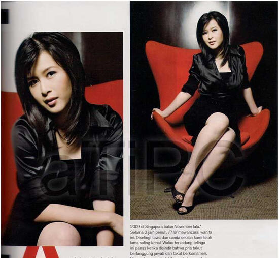 Grace Natalie & Pose Sensual di Atas Meja Rapat