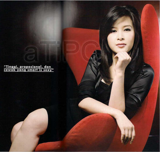Grace Natalie & Pose Sensual di Atas Meja Rapat