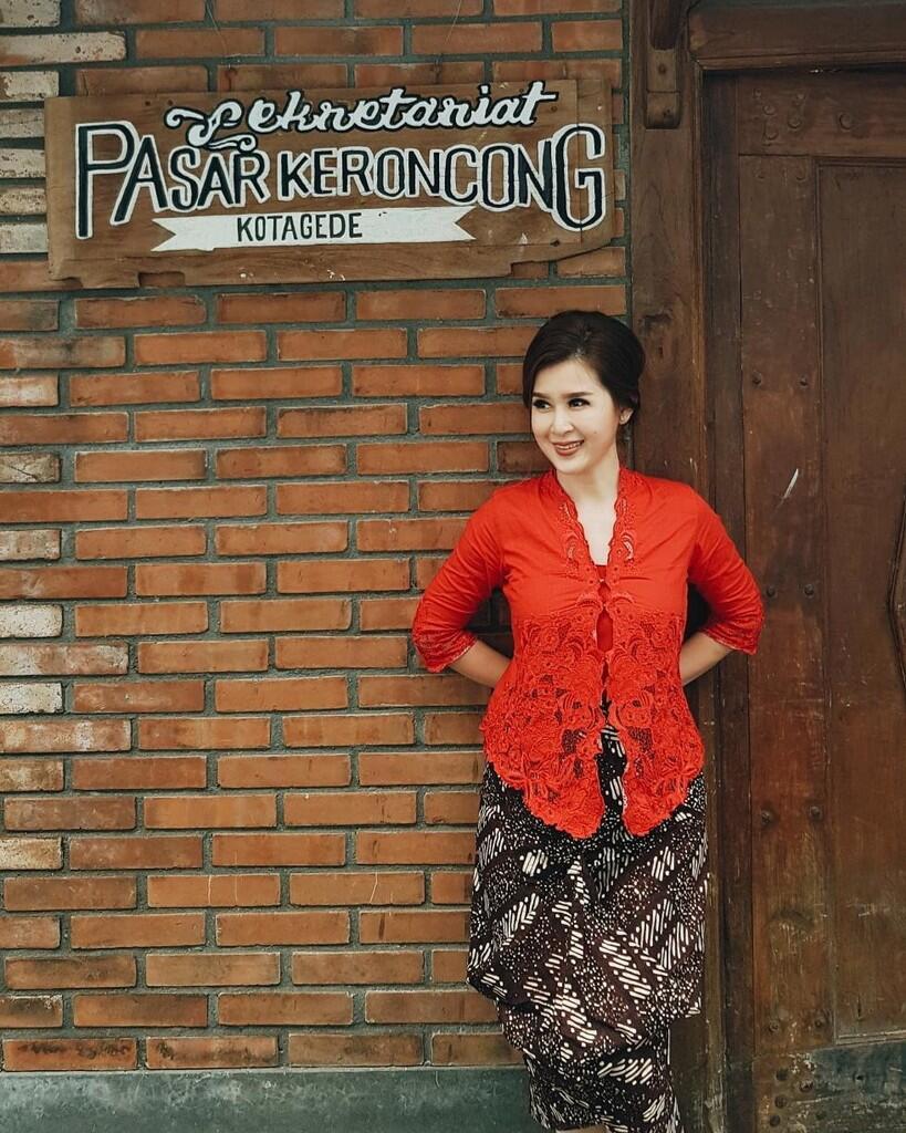 Grace Natalie & Pose Sensual di Atas Meja Rapat
