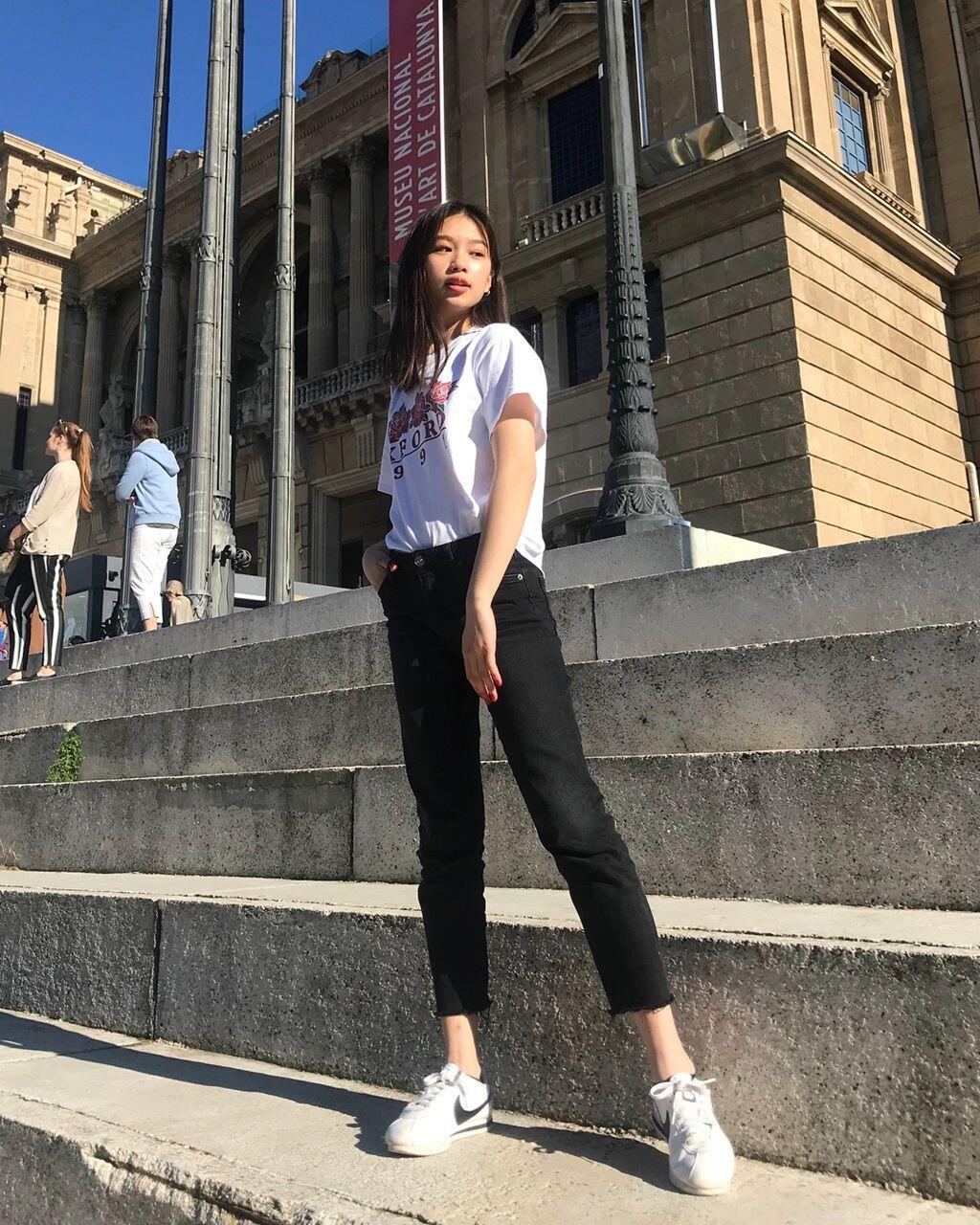 10 Inspirasi Outfit OOTD ala Beauty Vlogger Nuria Ma, Casual Banget!