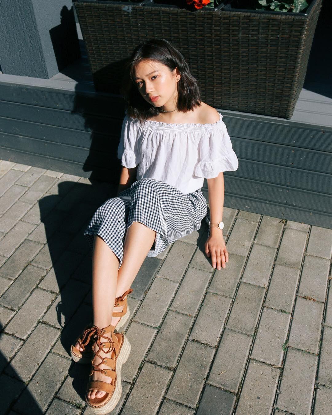 10 Inspirasi Outfit OOTD ala Beauty Vlogger Nuria Ma, Casual Banget!