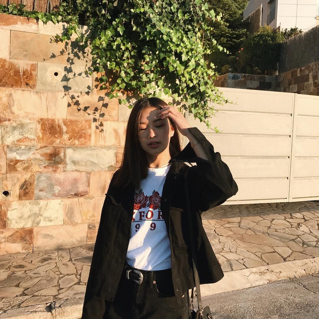10 Inspirasi Outfit OOTD ala Beauty Vlogger Nuria Ma, Casual Banget!