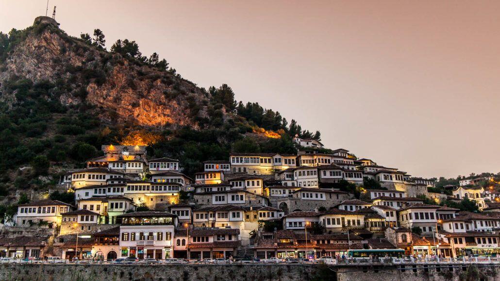 7 Destinasi Keren yang Wajib Kamu Kunjungi di Albania, Bikin Betah!