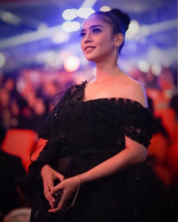 Tomboy sampai Elegan, 10 Style Sahira Anjani Buatmu yang Ingin Gaya
