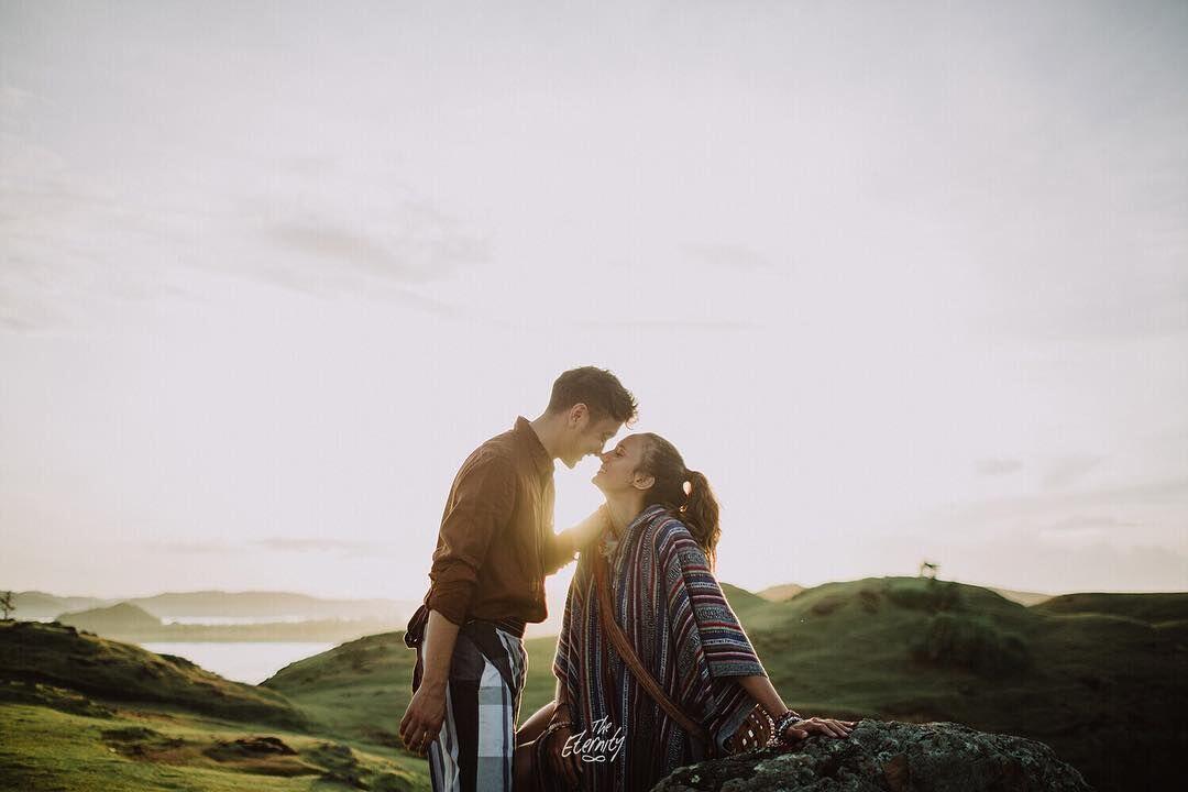 Bertema Traveling, 9 Potret Pre Wedding Dimas-Nadine Bikin Baper