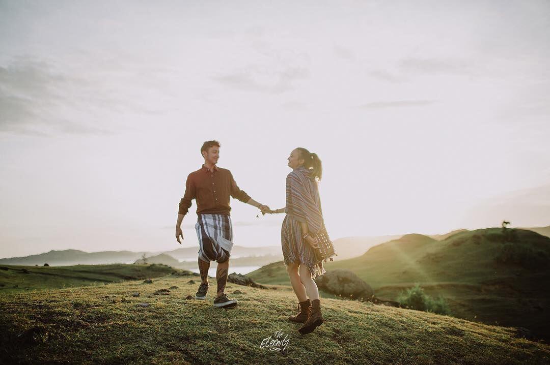 Bertema Traveling, 9 Potret Pre Wedding Dimas-Nadine Bikin Baper