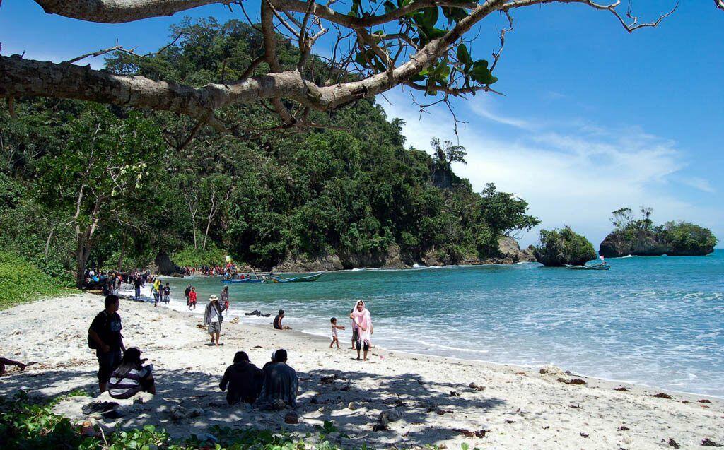 8 Pantai Cantik yang Bisa Kamu Temui Saat Mudik Via Jalur Pansela