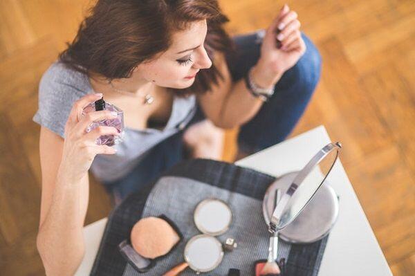7 Cara Elegan Menarik Perhatian Cowok Tanpa Terkesan Memaksakan Diri