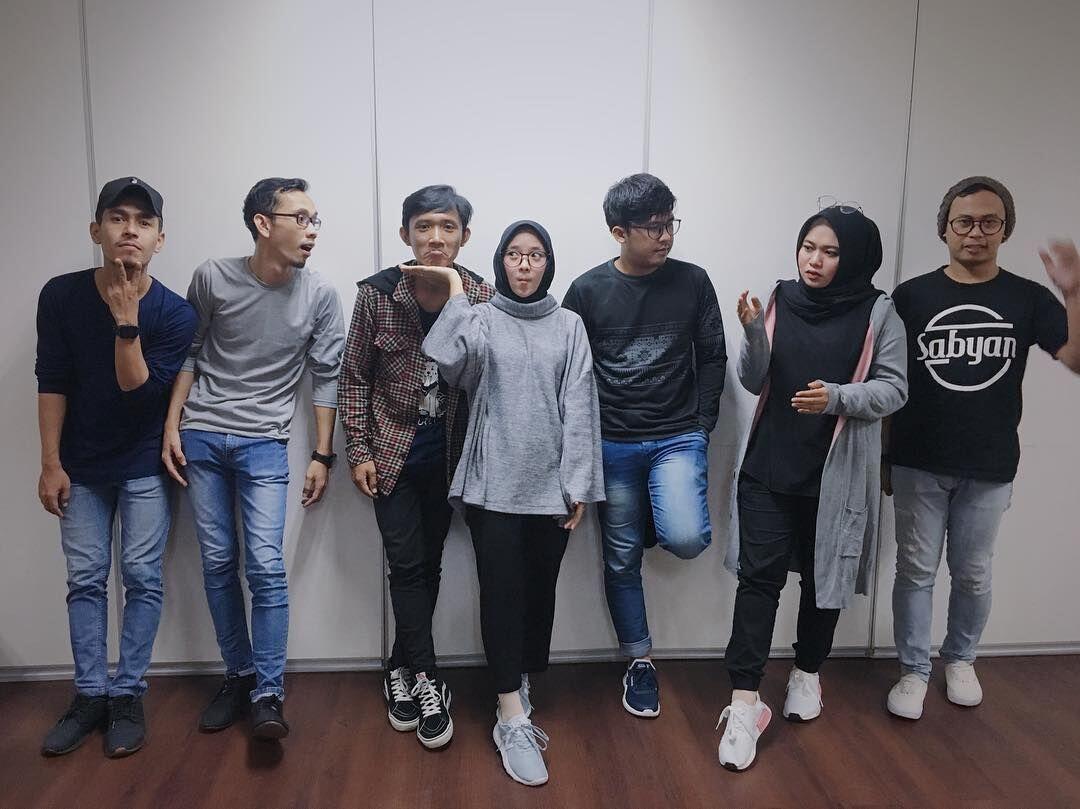 10 Potret Manis Keakraban Nissa Sabyan dengan Grup Gambusnya