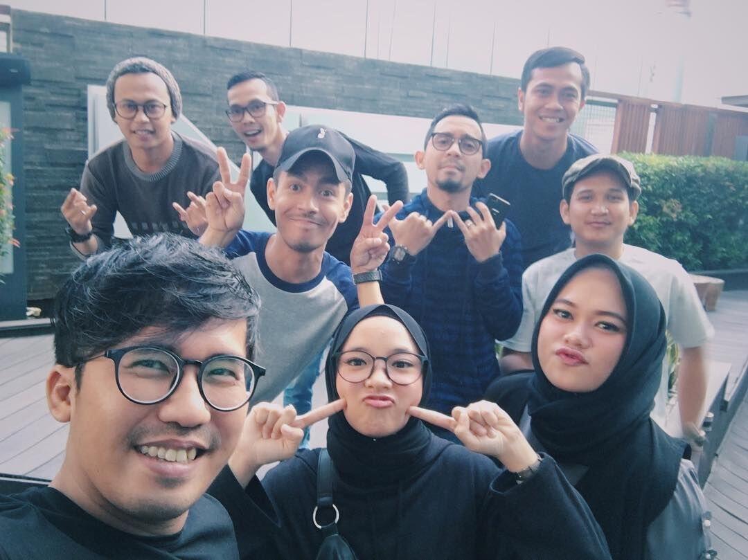 10 Potret Manis Keakraban Nissa Sabyan dengan Grup Gambusnya