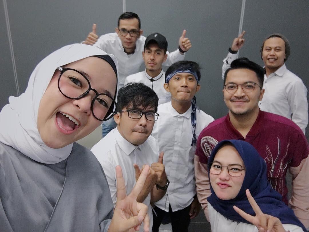 10 Potret Manis Keakraban Nissa Sabyan dengan Grup Gambusnya