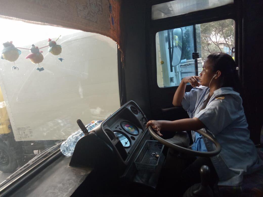 Jadi Sopir Bus Perempuan, Begini Kisah Unik Yuliana