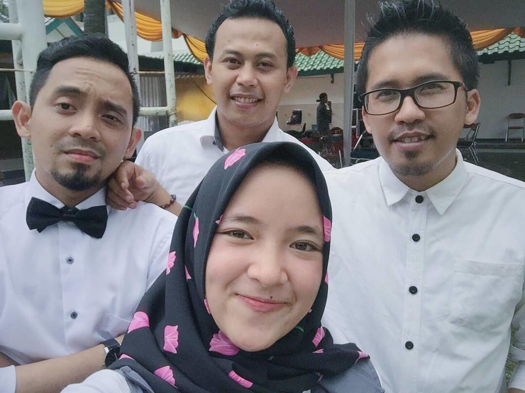 10 Potret Manis Keakraban Nissa Sabyan dengan Grup Gambusnya