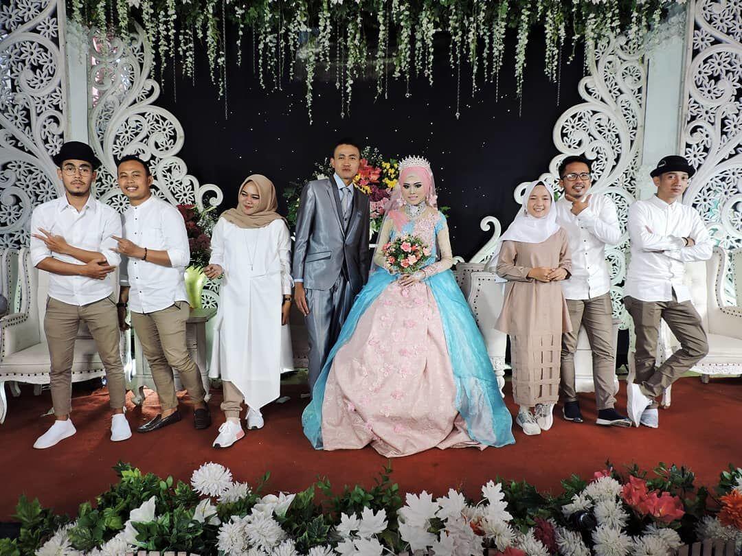 10 Potret Manis Keakraban Nissa Sabyan dengan Grup Gambusnya